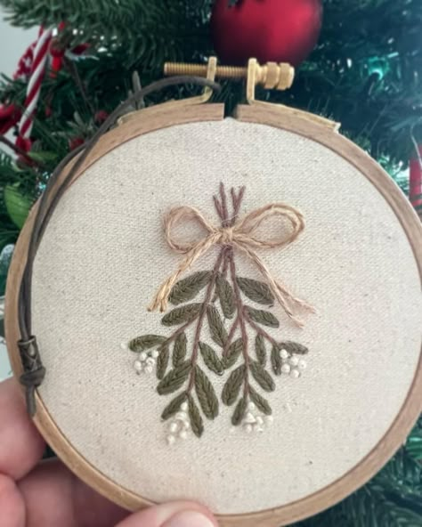 Christmas Embroidery Mistletoe, Embroidery Mistletoe, The Mistletoe Motive, Embroidered Mistletoe, Diy Mistletoe, Mistletoe Embroidery, Mistletoe Diy, Embroidery Christmas Ornaments, Crochet Christmas Garland