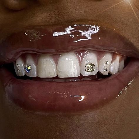 Teeth Bling, Teeth Aesthetic, Pretty Teeth, Dental Jewelry, Grillz Teeth, Grill Ideas, Diamond Teeth, Outfit Photography, Tooth Gems