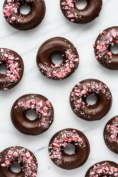 vegan peppermint mocha donuts Vegan Peppermint Mocha, Donat Glaze, Holiday Donuts, Peppermint Recipes, Christmas Donuts, Vegan Donuts, Gluten Free Donuts, Delicious Donuts, Peppermint Mocha