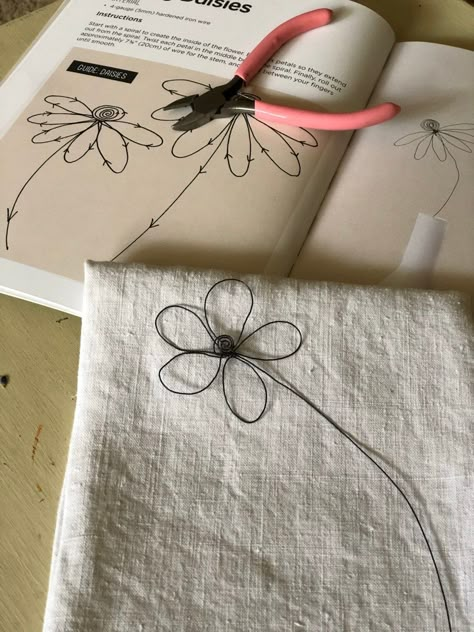 Wire Flowers Diy, Springtime Crafts, Wire Jig, Diy Fleur, Wire Art Sculpture, Wire Diy, Simple Craft, Wire Flowers, Slow Stitching