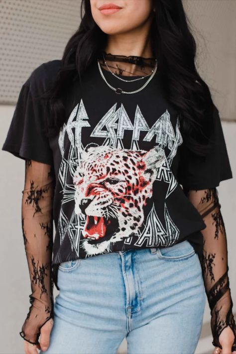 Edgy Concert Outfits Blazer Band Tee Outfit, Edgy 80s Outfits, Band T Shirts Outfits, Def Leppard Outfit, Band Shirts Outfits, Rocker Mom Style, Band Tees Outfits Grunge, Band Tee Outfits Grunge, Def Leppard Concert Outfit