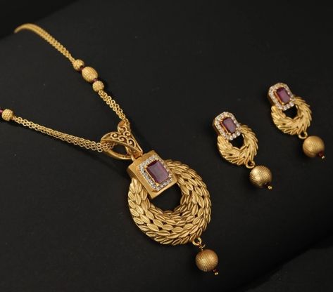 Pendal Set Design In Gold, Pendal Set, Fashion Jewelry Necklaces Gold, Golden Sparkle, Gold Jewels Design, Bridal Necklace Designs, Neck Pieces Jewelry, Antique Necklaces Design, New Gold Jewellery Designs