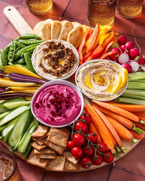 Want to make a hummus plate? This pita & hummus charcuterie board is the answer to all your snacking and apping needs. Hummus Charcuterie Board, Fall Hummus, Hummus Ideas, Hummus Brands, Hummus Plate, Hummus Platter, Sweet Potato Hummus, Hummus And Pita, Fest Mad