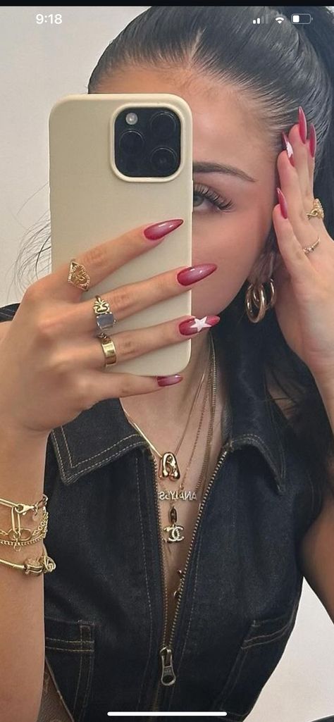 Selfies To Show Off Nails, Pics To Show Off Nails, Nail Pics Ideas, Nail Selfie Ideas, Selfie With Nails, Nails Pictures Ideas, Poses To Show Off Nails, Nail Selfies, Nail Poses