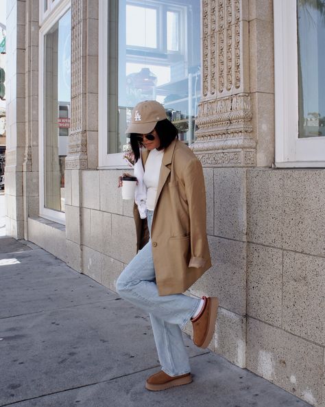 chic street wear ugg tasman outfit idea How To Wear Tasman Uggs, Ugg Sandals Outfit Ideas, Ugg Tasman Outfit Ideas, Ugg Talisman Slippers Outfit, Styling Ugg Tasman, Platform Tasman Uggs Outfit, Ugh Tasman Outfit, Ugh Tasman, Ugg Slipper Outfit