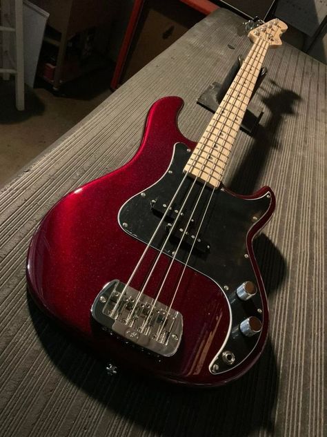 Red Black Electric Guitar, Bass Guitar Pictures, Black And Red Electric Guitar, Red Bass Aesthetic, Black And Red Guitar, Cool Bass Guitars, Basses Guitar, Red Bass Guitar, Bass Guitar Red