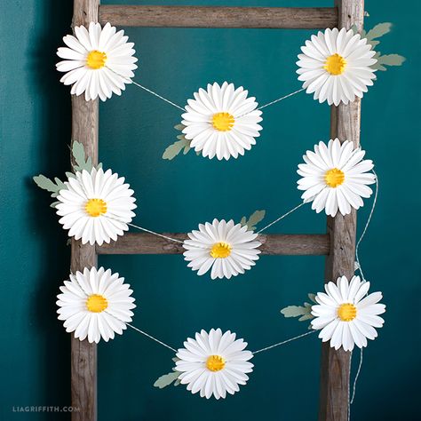 Flower Power Party, Daisy Decorations, Daisy Baby Shower, Diy Girlande, Birthday Decorations For Men, Boho Birthday Party, Presents For Girlfriend, Honey Bee Decor, Birthday Presents For Mom