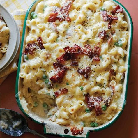 Thanksgiving Casserole Recipes, Thanksgiving Casserole, Bake Mac And Cheese, Spoon Fork Bacon, Baked Mac, Mac N Cheese Recipe, Spoon Fork, Pasta Bake, Casserole Dish