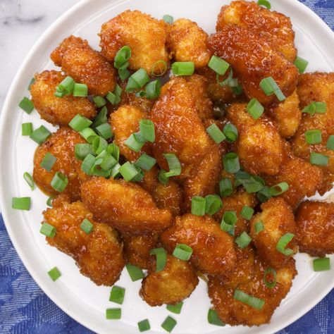 Sriracha Honey Chicken Poppers - Jamie Geller Diy Chinese Food, Chicken Poppers, Better Than Takeout, Sweet And Spicy Sauce, Honey Chicken, Chicken Main Dishes, Homemade Diy, Best Chicken, Chinese Dishes