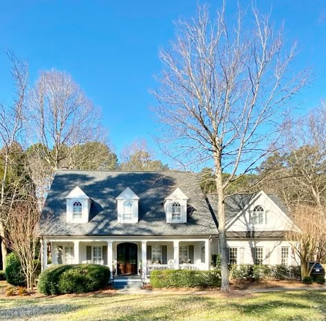 Southern Home Exterior, Stone Cottage Homes, Southern Charm Decor, Southern Style Home, Home Decluttering, Cape Cod Style House, Welcome To Home, Southern Cottage, Cottage Exterior