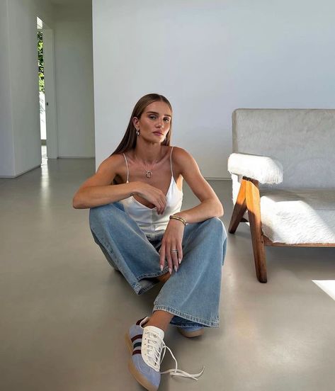 Trainers Outfit, Style Désinvolte Chic, Basket Noir, Football Fashion, Huntington Whiteley, Stil Inspiration, Rosie Huntington Whiteley, Trending Sneakers, Mode Inspo