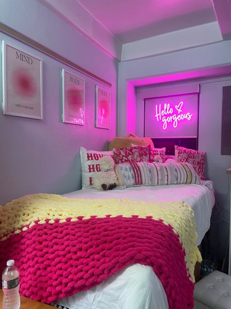 Dorm Decorations Pink, Dorm Decor Colorful, Dorm Room Ideas Neon Sign, Pink And Silver Dorm Room Ideas, Dorm Vision Board, Single Dorm Room Ideas Pink, Pink Theme Dorm Room, Party Dorm Room, Hot Pink Dorm Room Aesthetic