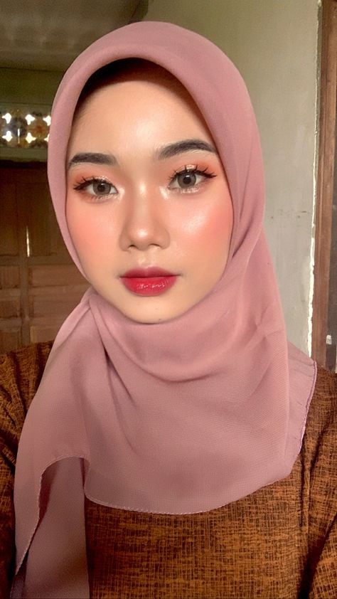 Graduation Look Makeup, Graduation Makeup Tutorial, Hijab Makeup, Graduation Look, Asian Bridal Makeup, Wedding Eye Makeup, Learn Makeup, Graduation Makeup, Fairy Makeup