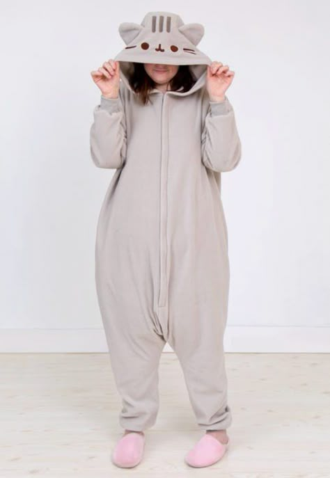 Los kigurumi con pijamas perfectas para dormir calientitas Pusheen Onesie, Beret Outfit, Pusheen Cute, Cozy Weekend, Cute Onesies, Pusheen Cat, Cute Sleepwear, Embroidered Face, Onesie Pajamas