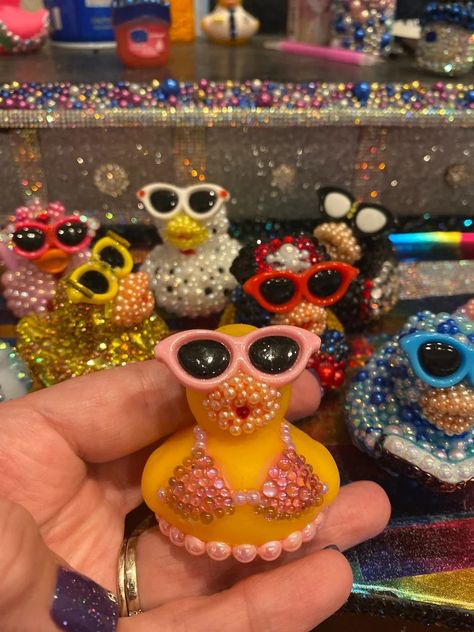 Bedazzled Stuff Diy, Bedazzled Rubber Ducks, Art Things To Do With Friends, Bedazzle Crafts, Bedazzled Gifts, Custom Diy Ideas, Things To Bedazzle, Duck Items, Bedazzled Things