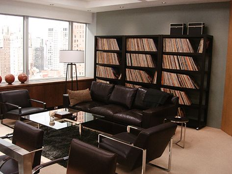 Harvey Specter's office, Suits. Inmobiliaria Ideas, Lawyer Office, Suits Tv Shows, Good Questions, Harvey Specter, Dream Office, Executive Office, Eames Lounge Chair, Modern Office