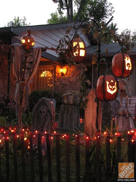 DIY Halloween Yard Decorations: Faux pumpkins become lanterns when carved and hung from the trees - Outdoor halloween Halloween Yard Decorations Diy, Diy Halloween Dekoration, Halloween Outside, Fröhliches Halloween, Adornos Halloween, Halloween Recipe, Manualidades Halloween, Crafts Halloween, Halloween 2014