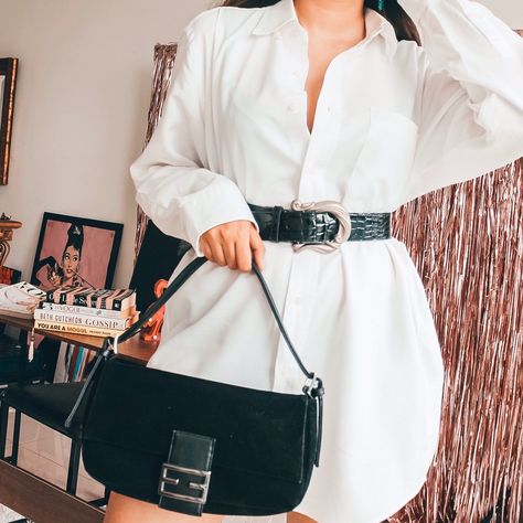 Street Style with an oversized white shirt, buckle belt and a Fendi-esque shoulder bag Oversized Shirt Belt Outfit, Oversized Shirt With Belt Outfit, Oversized Shirt With Belt, White Oversized Shirt Outfit, Nye 2024, Shirt With Belt, Oversized Shirt Outfit, White Button Shirt, Baggy Shirts