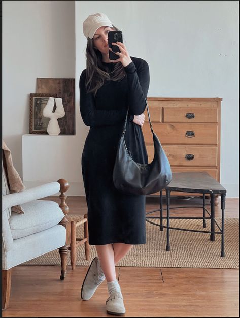 Dress With Birkenstocks, Black Birkenstock Clogs Outfit, Clogs With Dresses, Style Birkenstock Clogs, Style Birkenstock Boston, Birkenstock Boston Clog Outfit, Clog Outfit Summer, Birkenstock Clogs Outfit, Minimalist Winter Outfit