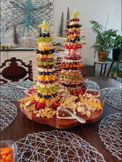 Charcuterie Tower Ideas, Charcuterie Christmas Tree Cone, Christmas Tree Charcuterie Tower, Charcuterie Trees, Charcuterie Tree Cone, Charcuterie Christmas Tree, Creative Christmas Appetizers, Charcuterie Tree, Christmas Tree Charcuterie Board