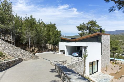 The Wedge House / Schema Architecture & Engineering Alpine Interior Design, Stucco Siding, Slope House, Butterfly Roof, Architecture Engineering, Hillside House, Greek House, Modern Residence, Courtyard House