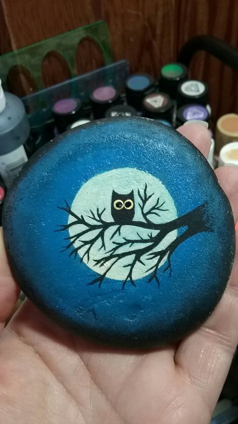 Owl, moon painted rock- kindness rocks project Moon Painted Rocks, Owl Rock Painting, Owl Painted Rocks, Kindness Rocks Project, Owl Rocks, Owl Moon, Fall Rock, Garden Owl, Owl Tree