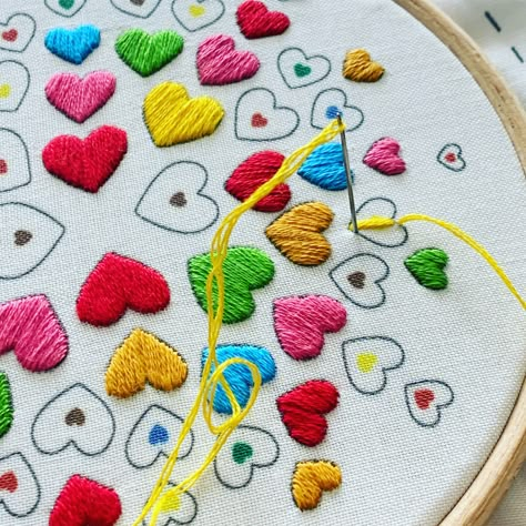 Embroidery Heart Pattern, Patterns For Quilts, Stitching Diy, Modern Embroidery Kit, Embroidery Hoop Art Diy, Beginner Embroidery, Beginner Embroidery Kit, Embroidery Hearts, Diy Embroidery Kit