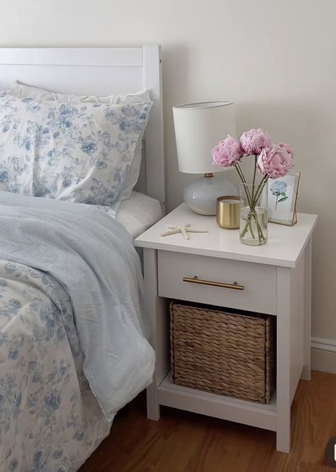 White Preppy Bedroom, Blue And White Apartment Bedroom, Antique Nightstand Decor, 20 Year Old Room Ideas Bedrooms, East Coast Room Aesthetic, Coastal Grandmother Aesthetic Apartment, Coastal Grandma Bedroom Aesthetic, Coastal Grandma Bedrooms, Light Blue And White Bedroom Aesthetic