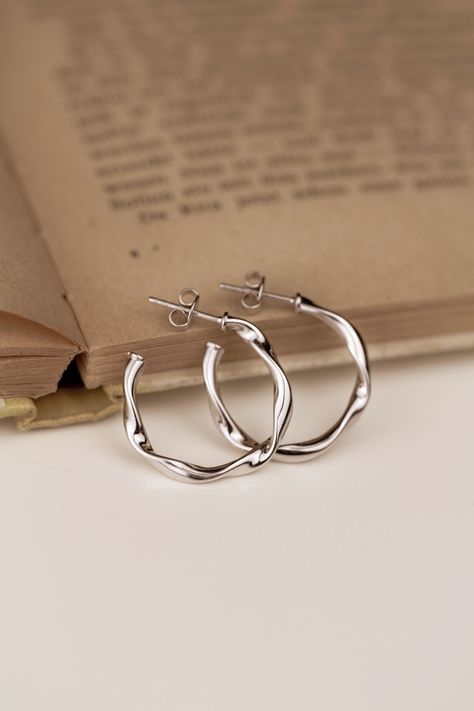 Simple Silver Hoop Earrings, Silver Jewellery Inspiration, Beautiful Jewelry Silver, Dainty Silver Earrings Aesthetic, Silver Jewelry Delicate, Silver Jewellery Minimalist, Silver Cute Jewelry, Cute Earrings Aesthetic Silver, Cute Earrings Aesthetic Simple