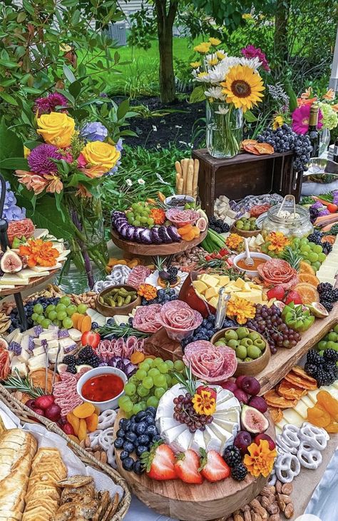 Charcuterie Spread, Wedding Appetizers, Party Food Buffet, Charcuterie Inspiration, Grazing Table, Charcuterie And Cheese Board, Charcuterie Recipes, Grazing Tables, Food Displays