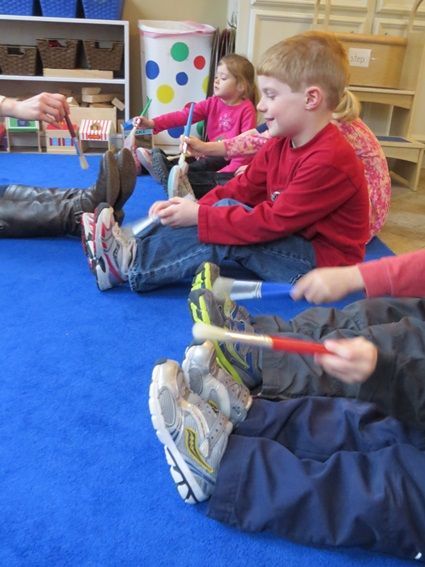 Ten Tips for Circletime in the Preschool Classroom by Teach Preschool - This is excellent for rethinking your approach to the weekly lesson. Preschool Carpet Games, Teach Preschool, Circle Time Activities, Preschool Rooms, Preschool Circle Time, Education Positive, Preschool Music, Preschool Class, Preschool Curriculum