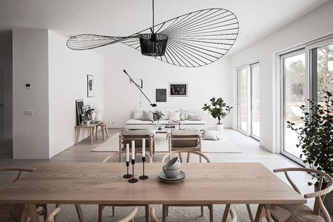 A beautiful, inspiring space with a clear Nordic aesthetic, courtesy of Design Therapy. Lighting Fixtures Kitchen Island, Home Lighting Design, Farmhouse Light Fixtures, Bedroom Light Fixtures, Dining Room Light Fixtures, 아파트 인테리어, Lighting Design Interior, Kitchen Lighting Fixtures, Design Del Prodotto