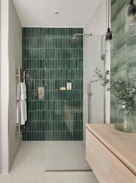 Two Tone Shower Tile Ideas, Bright Bathroom Design, Bathroom Small Space, Adu Bathroom, Green Shower Tile, Bathroom Moodboard, Makeover Kamar Mandi, Dark Green Bathrooms, Dekorere Bad