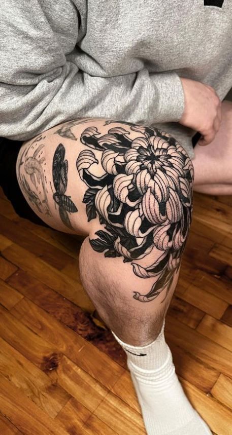 Chrysanthemum Half Sleeve Tattoo, Chrysanthemum Leg Sleeve, Japanese Tattoos Thigh, Black Out Knee Tattoo, All Tattoo Styles, Black Rose Knee Tattoo, Large Chrysanthemum Tattoo, Man Knee Tattoo, Flower Knee Tattoo Men