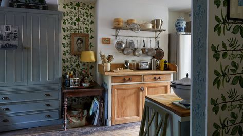 Kitchen Corners, Kitchen Brick, Classical Kitchen, Unfitted Kitchen, Corner Cupboard, Fitted Kitchen, Old Dressers, Yellow Kitchen, Cooking Equipment