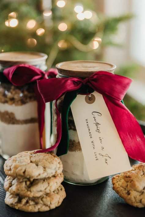 Chocolate Chip Cookies in a Jar with FREE Printable! - Boxwood Ave. Chocolate Chip Cookies In A Jar Gift, Cookies Stacked In A Glass Jar, Cookie Dough In A Jar, Gingerbread Cookie Mix In A Jar, Chocolate Chip Cookie In A Jar, Cookie In A Jar Gift, Jar Cookies Packaging, Edible Gifts In A Jar, Cookie In Jar Gift Ideas