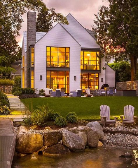 Home History 🏠 Organization on Instagram: “Love how the tall windows creat a void in this classic house archetype by @stuartsilkarchitects. Give both of us a follow if you agree!…” Hh Holmes, Gorgeous Houses, Lakefront Homes, Modern Farmhouse Exterior, Landscape Architecture Design, Farmhouse Exterior, Dream House Exterior, Classic House, Landscape Architect