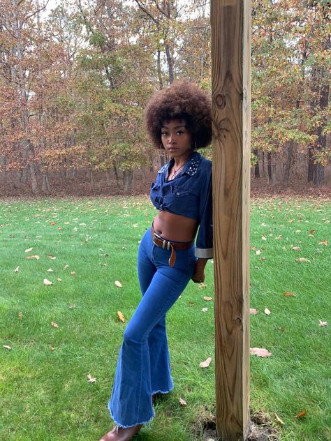 90s Fashion Bell Bottoms, 70s Afro Women, Bell Bottoms Black Women, 80s Bell Bottoms Outfit, 70s Womens Outfits Black Women, 70s Black Fashion Soul Train, 70s Costume Black Woman, 70s Style Black Women, Soul Train Outfits Women