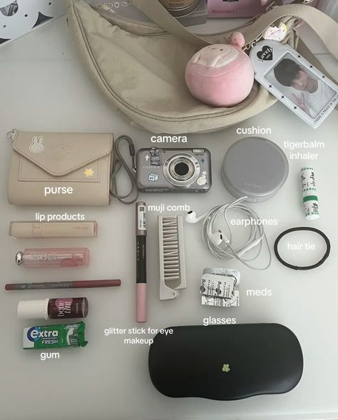 What’s In My Crossbody Bag, What's In My Bag Aesthetic, What Is In My Bag, Nature Creatures, School Backpack Essentials, Everyday Bag Essentials, School Bag Essentials, What's In My Bag, Backpack Essentials