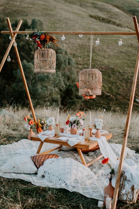 Hens picnics by More + More Creative Co – Table Threads Picnic Setting, Picnic Party Decorations, Ruangan Studio, Picnic Inspiration, Picnic Decorations, Boho Picnic, Romantic Picnics, Picnic Set, Deco Boheme