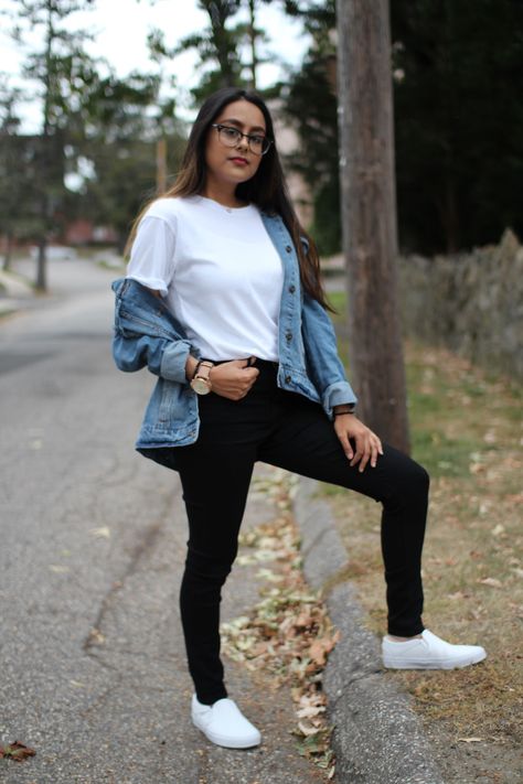 College student at University of Bridgeport rocks black pants, a white tee, an oversized denim jacket and white slip-on sneakers Embroidered Jacket Outfit, Old Skool Outfit, White Vans Outfit, White Slip On Vans, Adrette Outfits, College Outfits Winter, Fall College Outfits, College Outfits Summer, Tennis Skirt Outfit