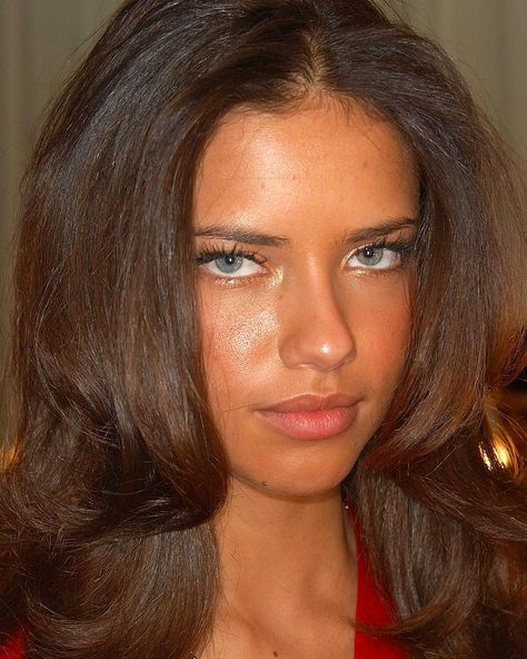 ⚜️Adriana Lima⚜️ on Instagram: “Adriana Lima✨, Backstage for VSFS 2002 {pt.6}” Adriana Lima Eyes, Adriana Lima Young, Sherilyn Fenn, Estilo Rock, 90s Hairstyles, Gisele Bündchen, Linda Evangelista, Victoria Secret Angels, Victoria Secret Fashion