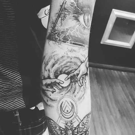 Adam Michelangelo, Herren Hand Tattoos, Art Inspired Tattoos, Diy Tattoo Permanent, Tattoo Line, Kunst Tattoos, The Creation Of Adam, Inspired Tattoos, Elbow Tattoos