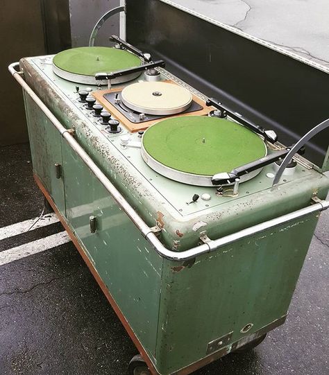 Vintage recording turntables , the cabinet is killer ..... Turntable Vintage, Dj Room, Vintage Record Player, Dj Setup, Audio Room, Dj Booth, Old Radios, The Cabinet, Record Players