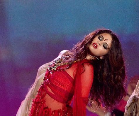 Selena Gomez took the stage at the MTV Movie Awards with a bindi and smoky eye shadow. Look At Her Now, Selena Gomez Photos, Selena Gomez Pictures, Come & Get It, Mtv Movie Awards, Movie Awards, Marie Gomez, Celebrity Outfits, Popsugar