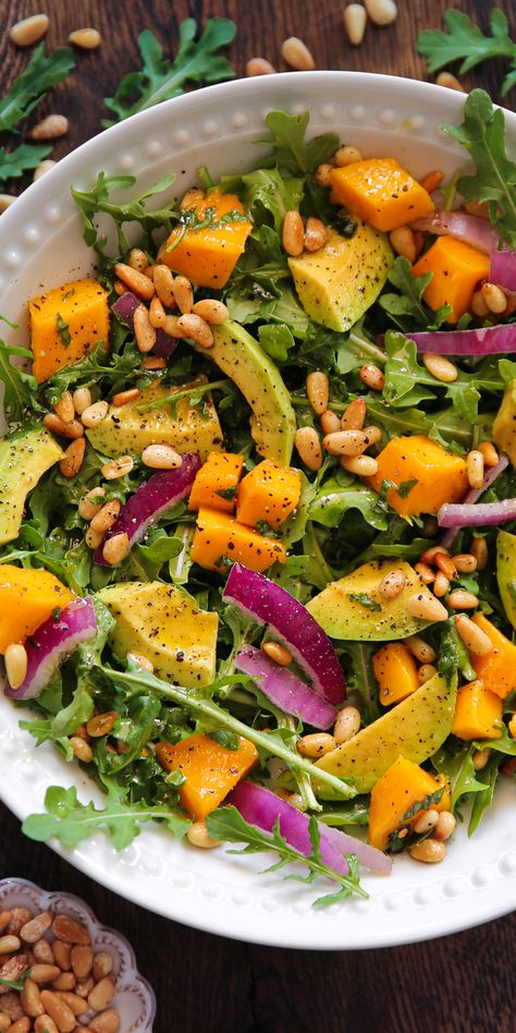 Avocado Mango Salad with Arugula, Pine Nuts, and Honey-Lime Dressing - in a white bowl. Avocado Mango Salad, Plats Healthy, Fresh Salad Recipes, Idee Pasto, Best Salad Recipes, Mango Salad, Deilig Mat, Idee Pasto Sano, Fresh Salads