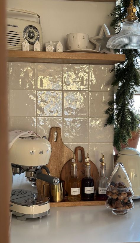 Kitchen Aestethic, Smeg Coffee Machine, Smeg Coffee, Cottagecore Kitchen, Country Vibes, Kitchen Aesthetics, Deco Studio, Casa Country, Dream Apartment Decor