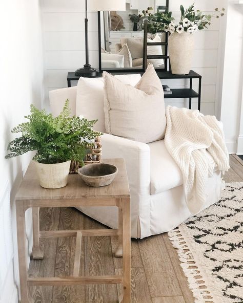 40 End Table Decor Ideas You Will Love End Table Ideas Living Room, End Table Styling, End Table Decor Ideas, Living Room End Table Decor, Decorating End Tables, End Table Decor, Pottery Barn Decor, Gold End Table, Large Flower Vases