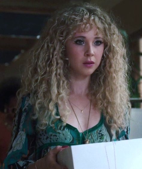 Juno Temple Curly Hair, Juno Temple Sybil Trelawney, Sybil Trelawney Fancast, Juno Temple Hair, Sybill Trelawney Fan Cast, Sybill Trelawney Marauders Era, Rita Skeeter Fan Cast, Marauders Era Fancasts, Petunia Dursley Aesthetic