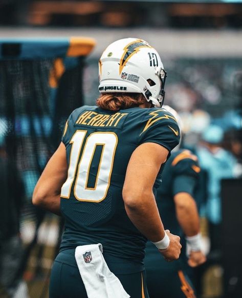 Justin Herbert Aesthetic, Justin Herbert Wallpaper, Nfl Aesthetic, Cool Football Pictures, Gym Pics, Hs Football, Collage Football, La Chargers, Sports Wallpaper